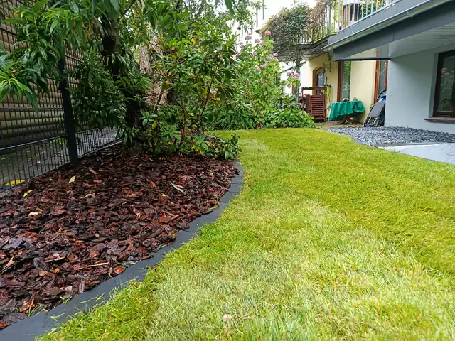 Geschwungenes Beet mit Rindenmulch