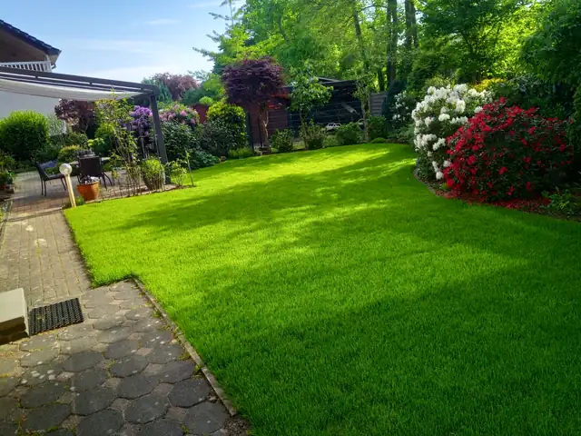 Rasen mit blühenden Beeten