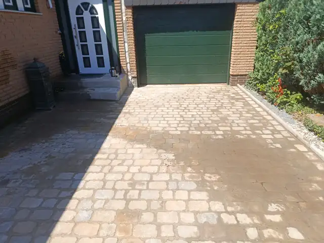 Gepflasterte Einfahrt vor einer Garage