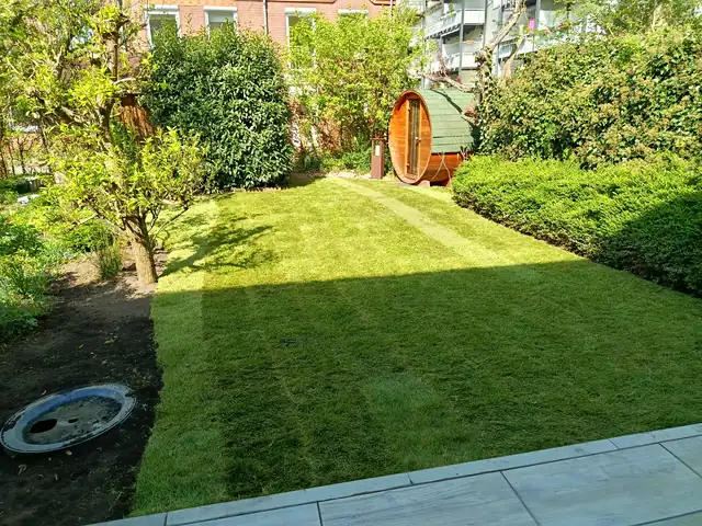 Garten mit Fasssauna und Hecke