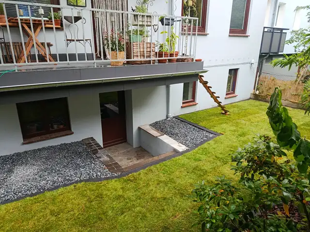 Rasen und Kies vor einem Wohnhaus