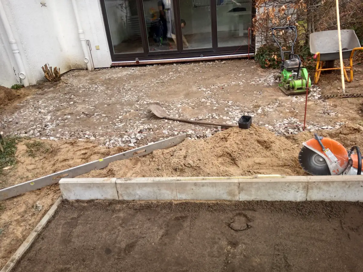 Erdarbeiten und Randsteine für eine neue Terrasse