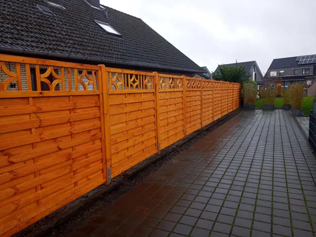 Holzzaun entlang eines Weges