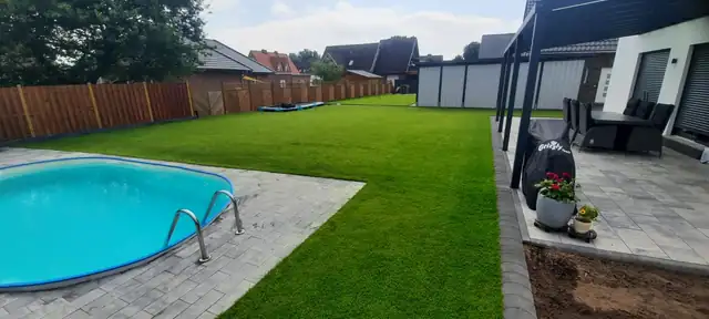 Garten mit Pool, Rasen und Zaun
