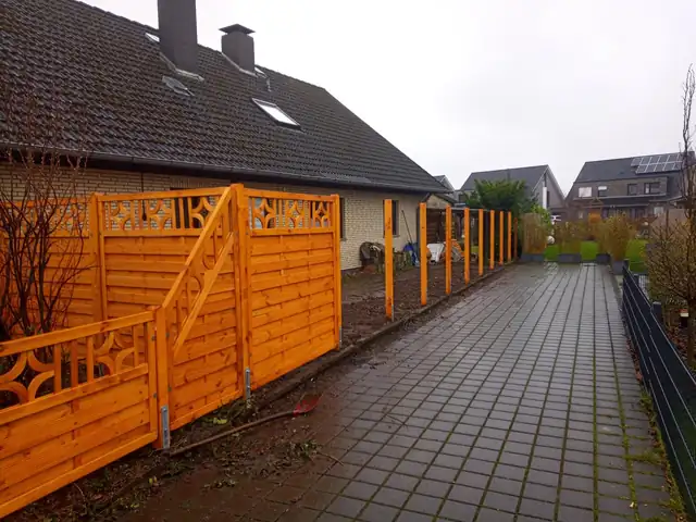 Holzzaun mit Tor und Zierfeldern